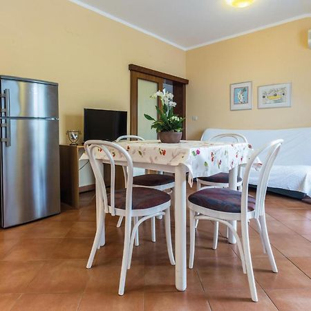 Gorgeous Apartment In Porec With Kitchen エクステリア 写真